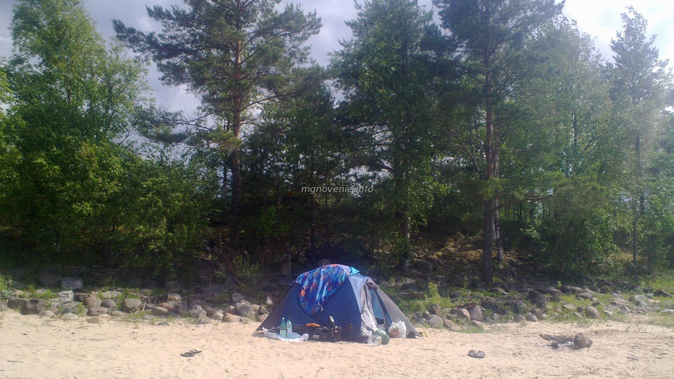 Синяя палатка на пляже